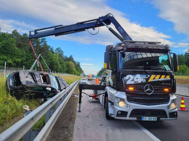 Avtodvigalo dviguje razbito osebno vozilo iz jarka