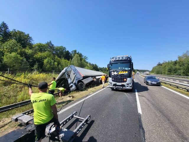 Reševanje poškodovanega tovornjaka na avtocesti