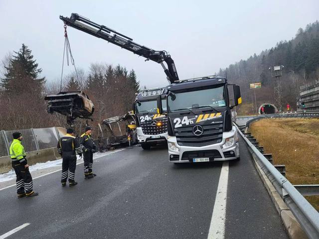 Avtodvigalo dviguje razbito osebno vozilo po nesreči na avtocesti