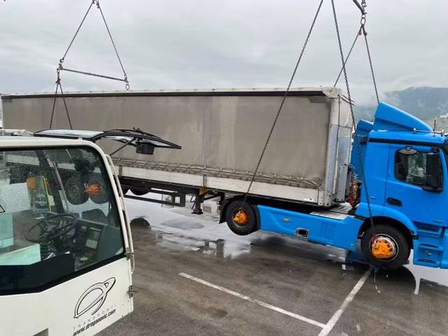 Prekladanje polprikolice na dvorišču