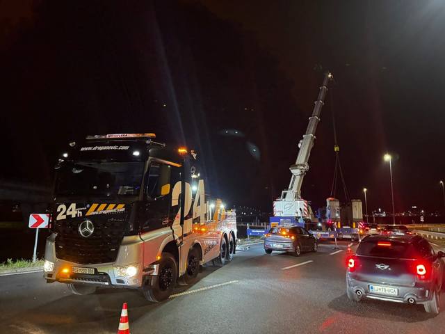 Nočna intervencija z avtodvigalom ob mostu