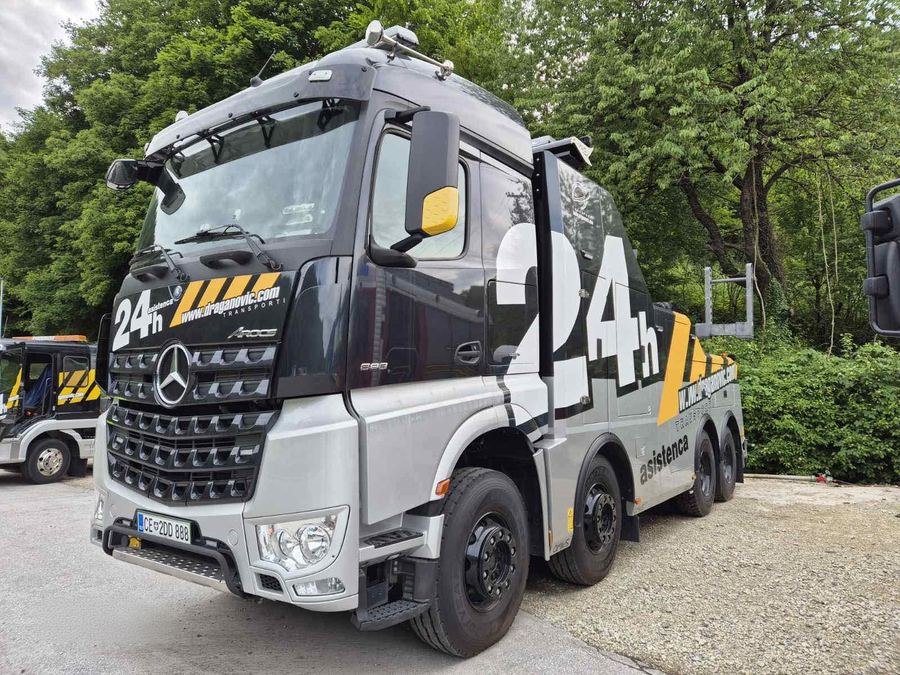 Mercedes Benz Arocs 8x4 za terensko intervencijo