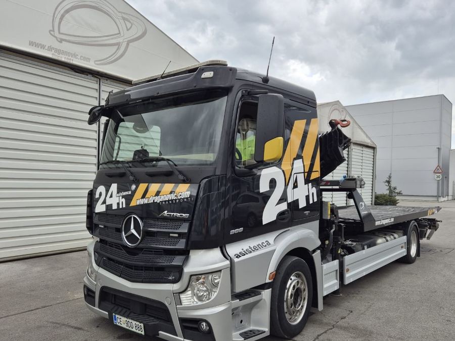 Mercedes Benz Actros z dvigalom pri nalaganju vozila