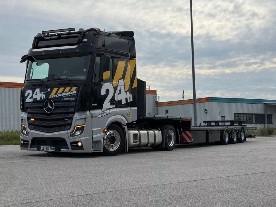 Mercedes Benz Actros z nizkonosno prikolico Kässbohrer za prevoz gradbenih strojev