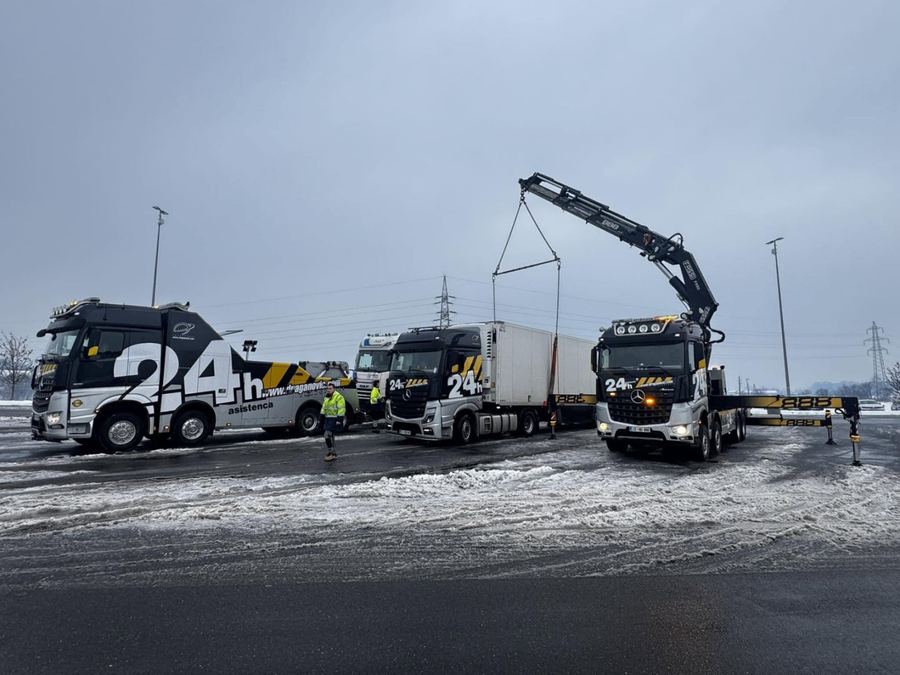 Tri vlečna vozila Mercedes Benz Actros na kraju intervencije