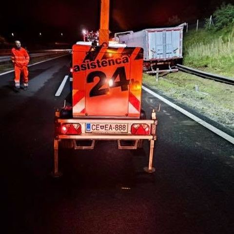 Vlečno vozilo z osvetljeno signalizacijo ponoči