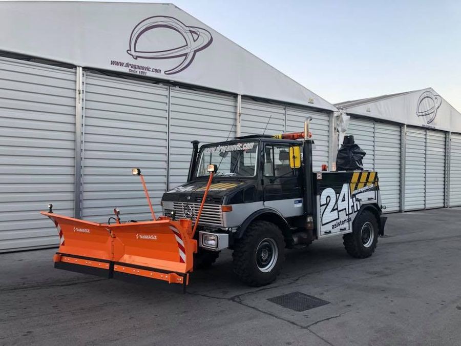 Mercedes Benz Unimog s plugom za sneg